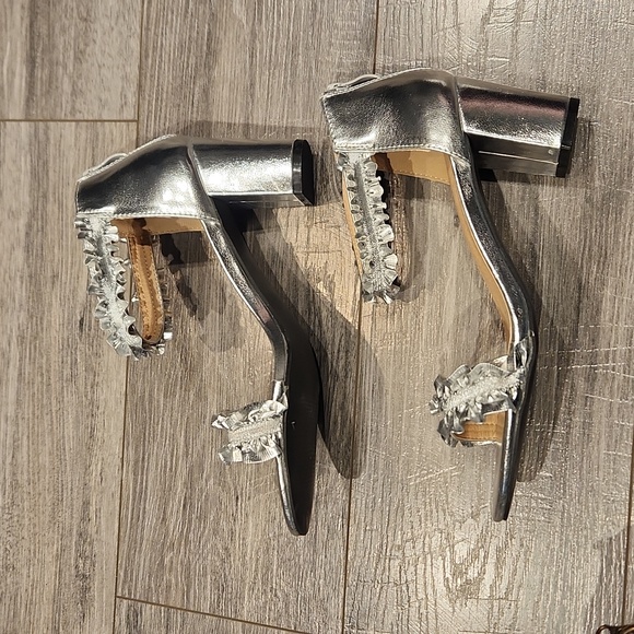 EY Boutique Women's sz 8M silver high Heels zippered back - Picture 2 of 7